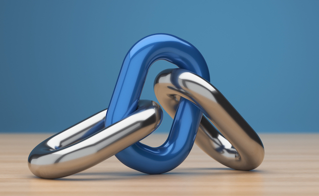 Three metallic chain links with the central link in blue